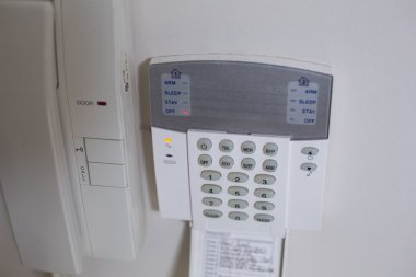 beyaz duvar monteli giriş telefon sistemi