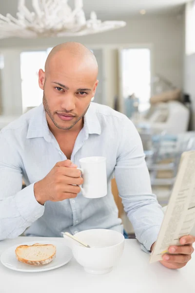 家で新聞を読みながらコーヒーを飲む人 — ストック写真