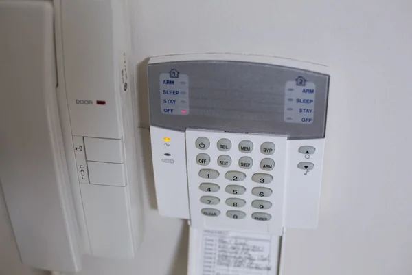 Sistema de teléfono de entrada montado en pared blanca — Foto de Stock