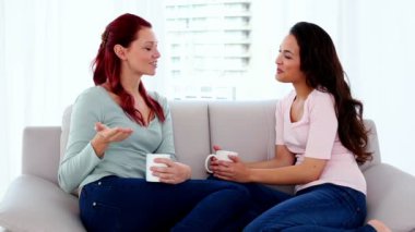 güzel bir konuşma yaparken kanepede oturan kadın eğlendirdi