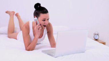 güzel bir kadın defterini kullanırken telefon ederek