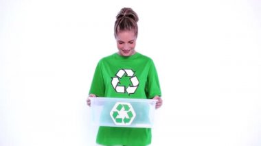 çevre aktivisti plastik kutu holding
