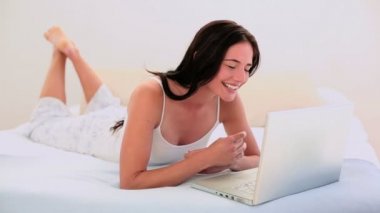 çekici esmer yatakta yatarken onu laptop video sohbet etmek kullanma