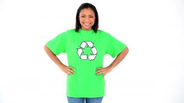 güzel genç çevre aktivisti yeşil geri dönüşüm t-shirt giyen poz