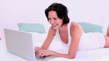 onu laptop yazarak eğlenerek sakin kadın