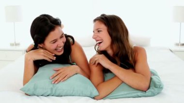 çekici bir sohbet kadın yatakta yatarken