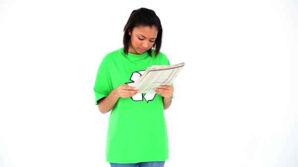 Ativista ambiental sorridente lendo uma revista — Vídeo de Stock
