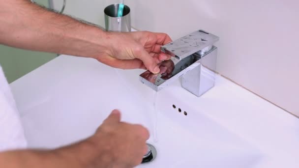 Hombre lavándose las manos — Vídeos de Stock
