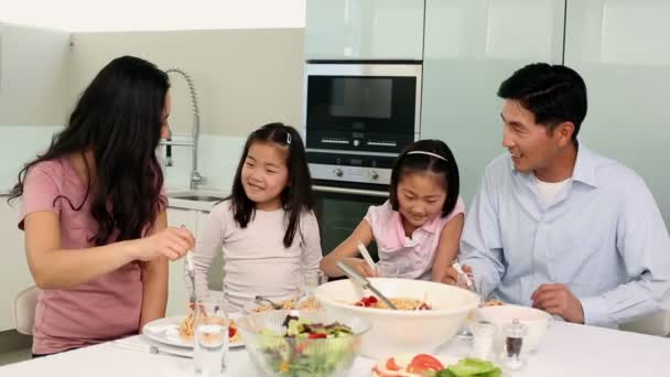 Glückliche Familie beim gemeinsamen Spaghetti-Essen — Stockvideo