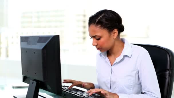 Bilgisayarında çalışan genç iş kadını — Stok video