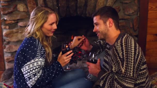 Feliz pareja celebrando la Navidad juntos en frente de la chimenea — Vídeos de Stock