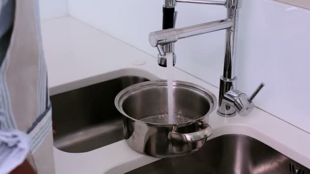 Homme remplissant casserole avec de l'eau — Video