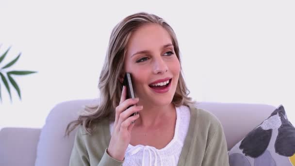 Щаслива блондинка телефонує зі своїм смартфоном — стокове відео