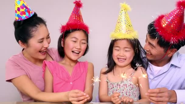 Familia feliz celebrando un cumpleaños — Vídeo de stock