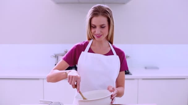 부엌에서 서 있는 케이크를 준비 하는 젊은 여자를 콘텐츠 — 비디오