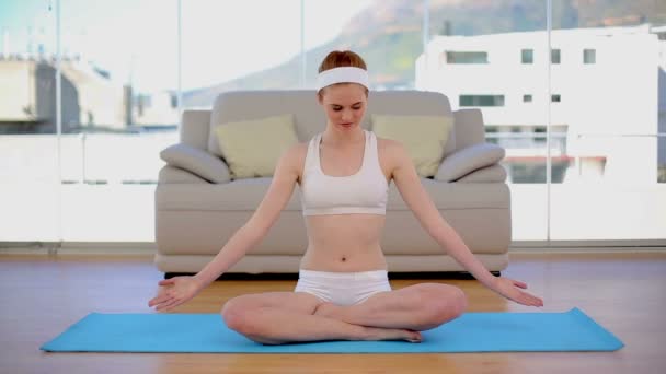 Zufriedene ruhige Frau meditiert in ihrem Wohnzimmer — Stockvideo