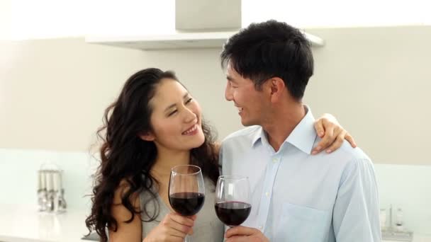 Пара пьющих красное вино и улыбающихся в камеру — стоковое видео