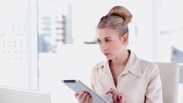 Happy blonde businesswoman using tablet — Stock Video