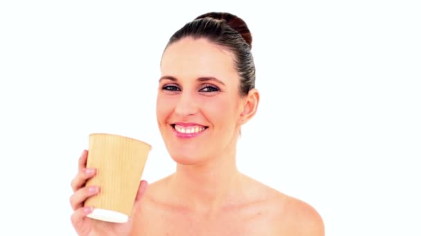 Mujer bonita bebiendo de la taza desechable — Vídeos de Stock