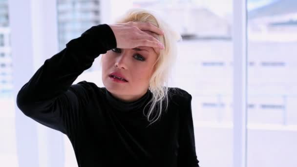 Krásná blonďatá žena s bolestmi hlavy — Stock video