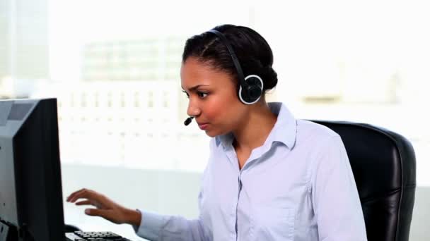 Young female agent working sitting at her desk — Stock Video