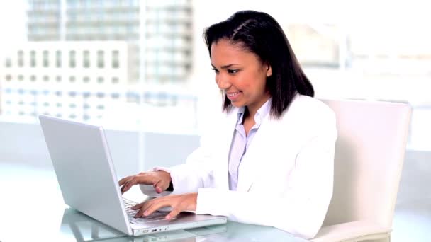 Preciosa mujer de negocios morena trabajando con su cuaderno — Vídeos de Stock