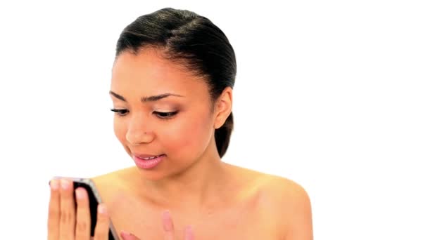 Великолепная счастливая женщина пишет смс со своего смартфона — стоковое видео