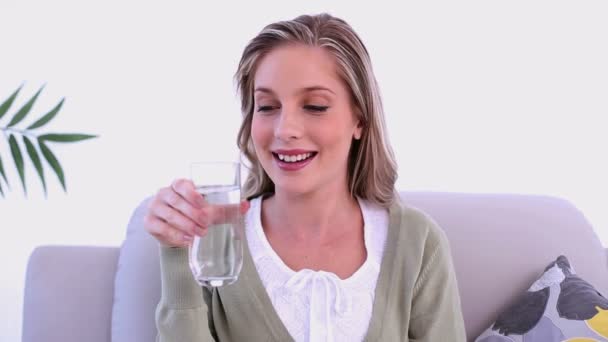 Спокойная женщина пьет стакан воды — стоковое видео
