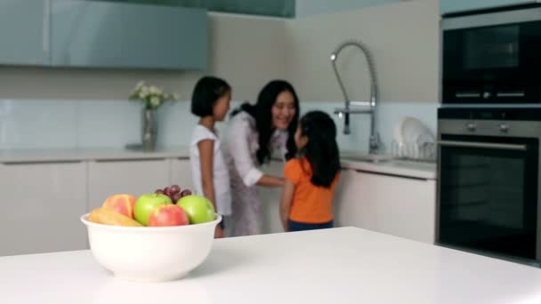 Niña sacando manzana del cuenco — Vídeos de Stock