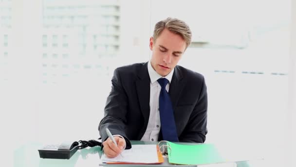Jovem empresário irritado sentado em sua mesa de trabalho — Vídeo de Stock