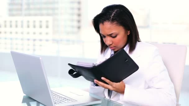 Joven empresaria concentrada escribiendo en su diario — Vídeos de Stock