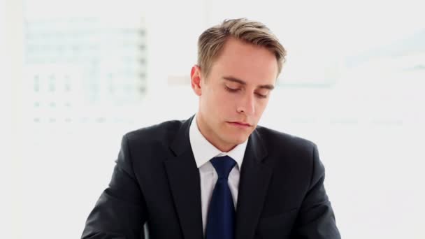 Desesperado atractivo hombre de negocios trabajando sentado en su escritorio — Vídeos de Stock