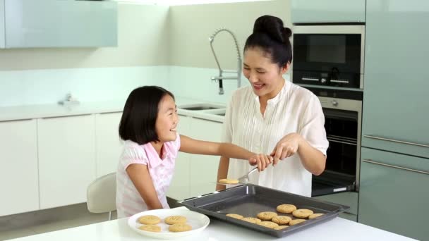 Anya és lánya, figyelembe véve a cookie-k sütés tálca — Stock videók