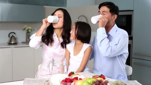 Família feliz de pé na cozinha — Vídeo de Stock