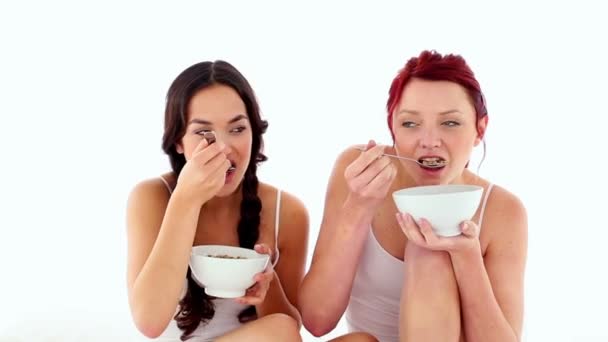 Lindas jovens mulheres comendo cereais no café da manhã — Vídeo de Stock