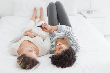 yatakta kısa mesaj okuma rahat arkadaşlar