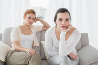 mutsuz arkadaşlar tartışma sonra kanepede konuşmuyor