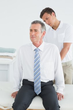 chiropractor inceleyerek olgun adam