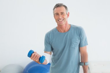 koltuk değneği ve halter spor salonu Hastanesi ile olgun adam