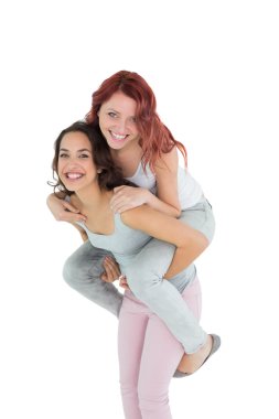 mutlu genç kadın piggybacking neşeli dostum