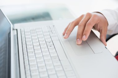 Ofis Masası dizüstü bilgisayar kullanarak ele