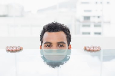 ofisindeki masanın arkasında gizlice iş adamı