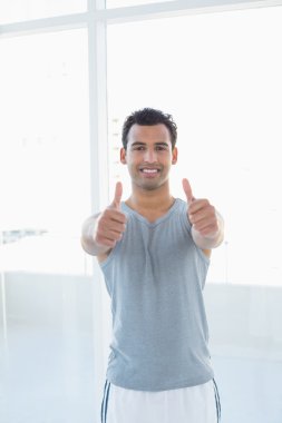 genç adam el başparmak fitness studio sığacak