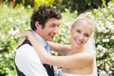 yeni evliler birbirlerine sarılma gülümseyen romantik