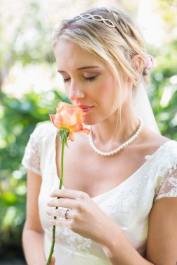 inci kolye gül kokulu sarı gelin gülümseyen