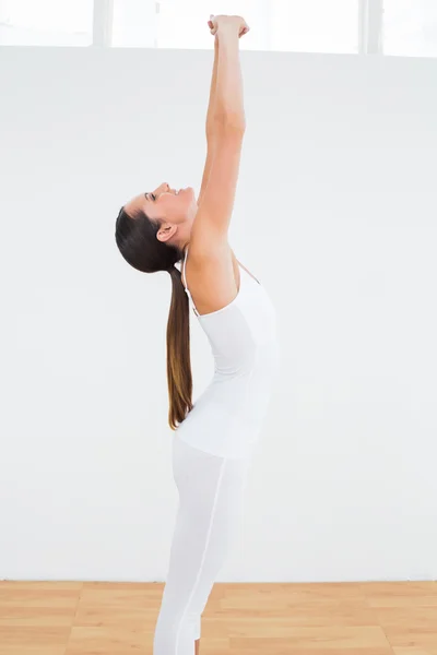 Passar kvinnan gör pilate övningar i fitnesstudion — Stockfoto