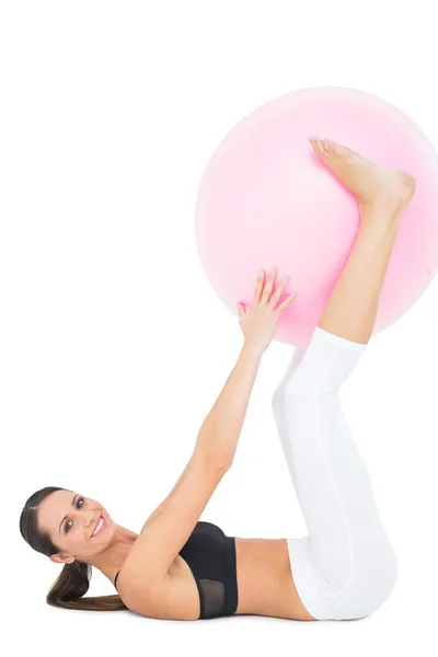 Porträt einer fitten Frau, die mit Fitnessball trainiert — Stockfoto