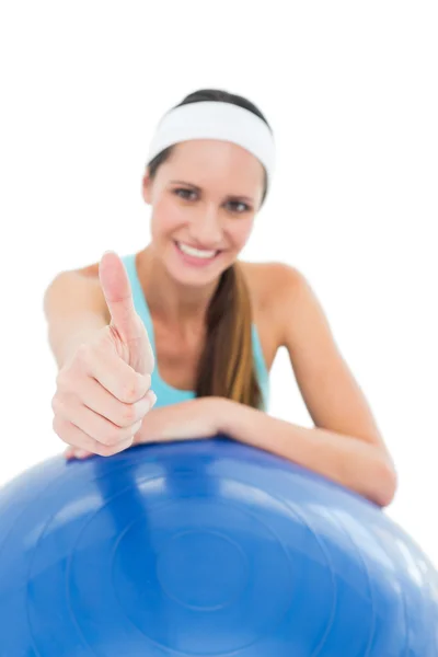 Mujer sonriente en forma con pelota de fitness gestos pulgares hacia arriba —  Fotos de Stock