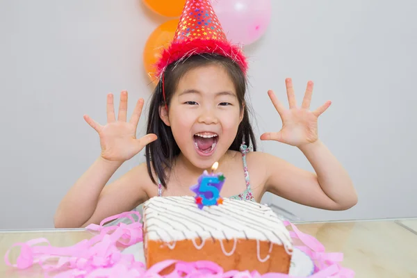 Menina alegre em sua festa de aniversário — Fotografia de Stock