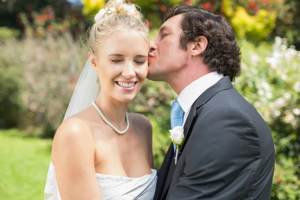 Manžela líbat svou novou ženu na tvář — Stock fotografie